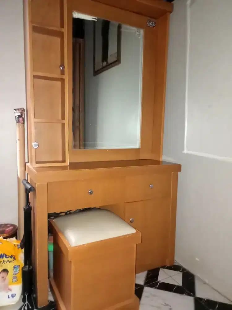 Dijual 1 set lemari hias ( lemari dandan)