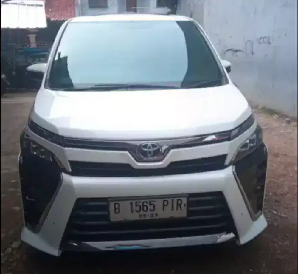 Toyota Voxy 2017 AT putih