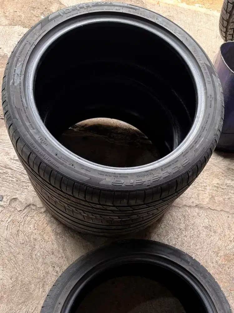 Accelera Iota 275/40 R20