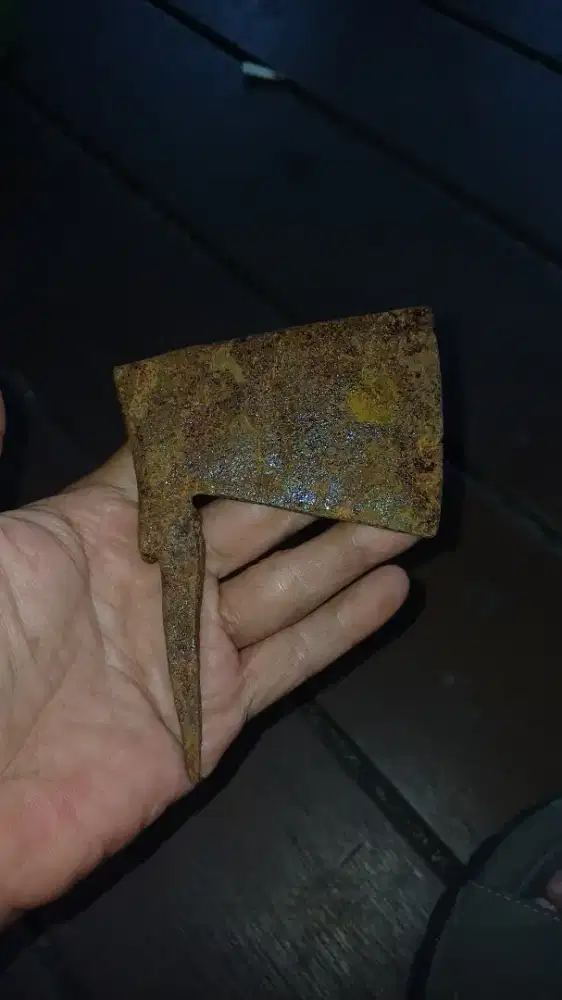 Sebuah kapak kecil temuan barang antik