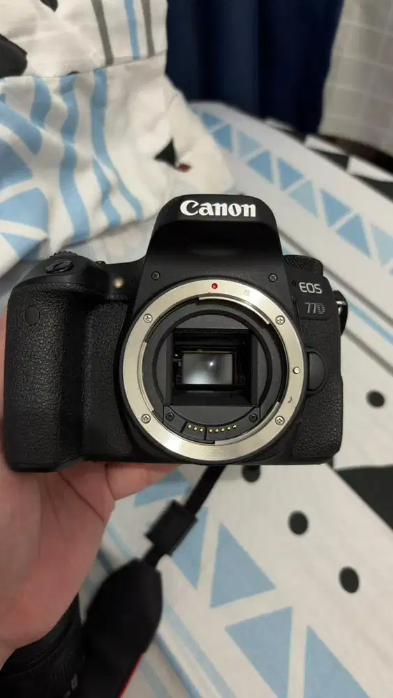 Canon EOS 77D Kit 18-55mm +  Canon Connect Station CS100