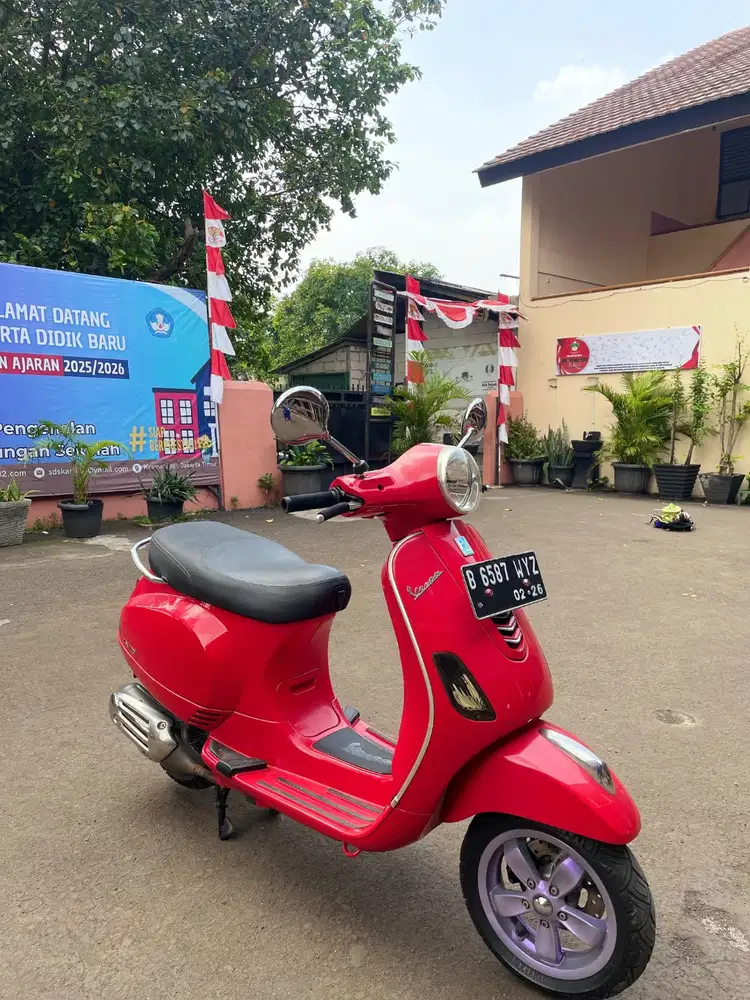 Di jual vespa matic LX iget 125 cc