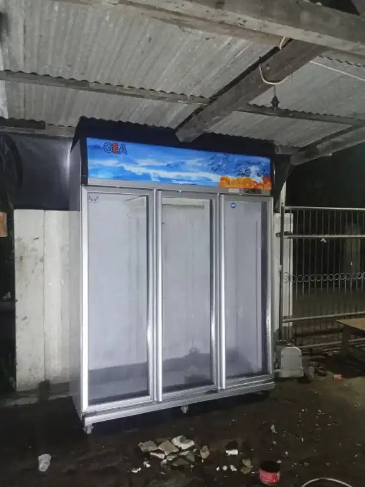 Showcase gea 3 pintu