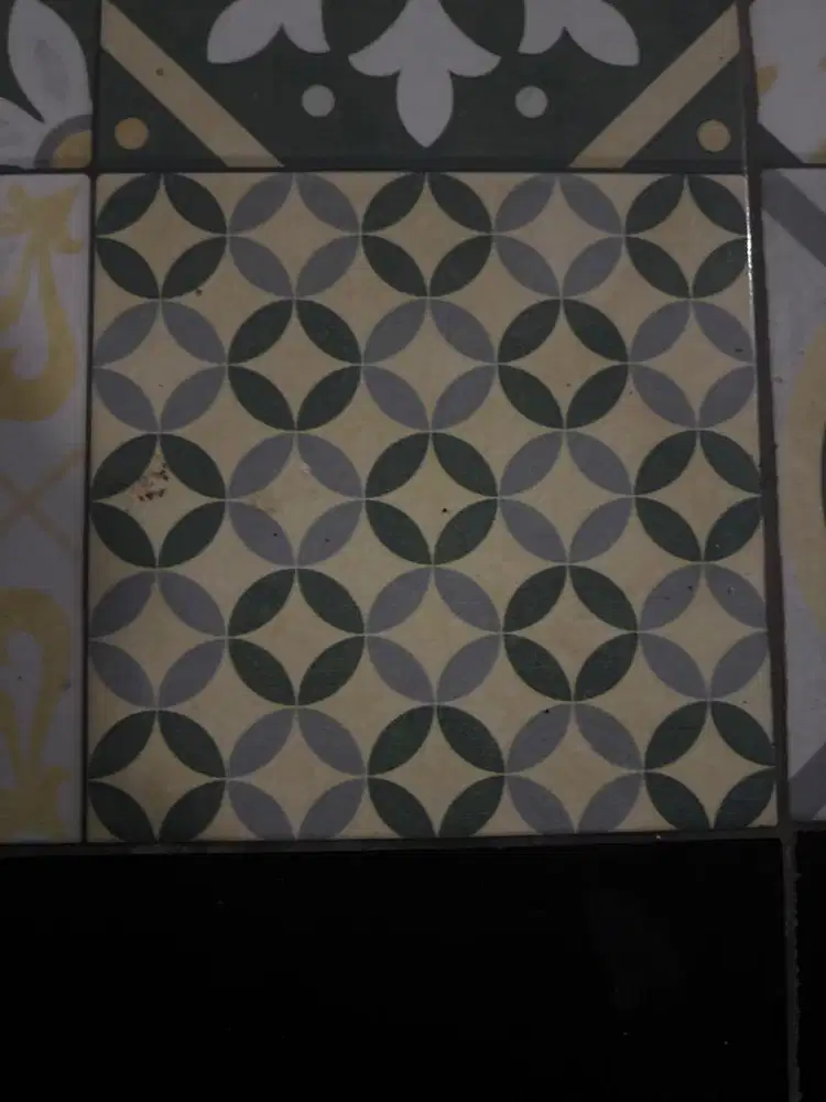 Asisten showroom wanita