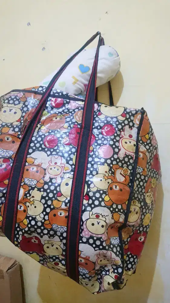 Baju bekas, bak mandi bayi bekas, kasur dan guling bekas bayi