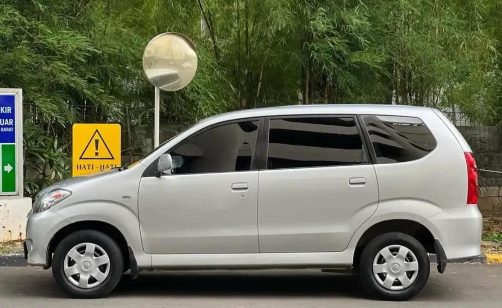 Toyota Avanza E Matic 2011 Low KM