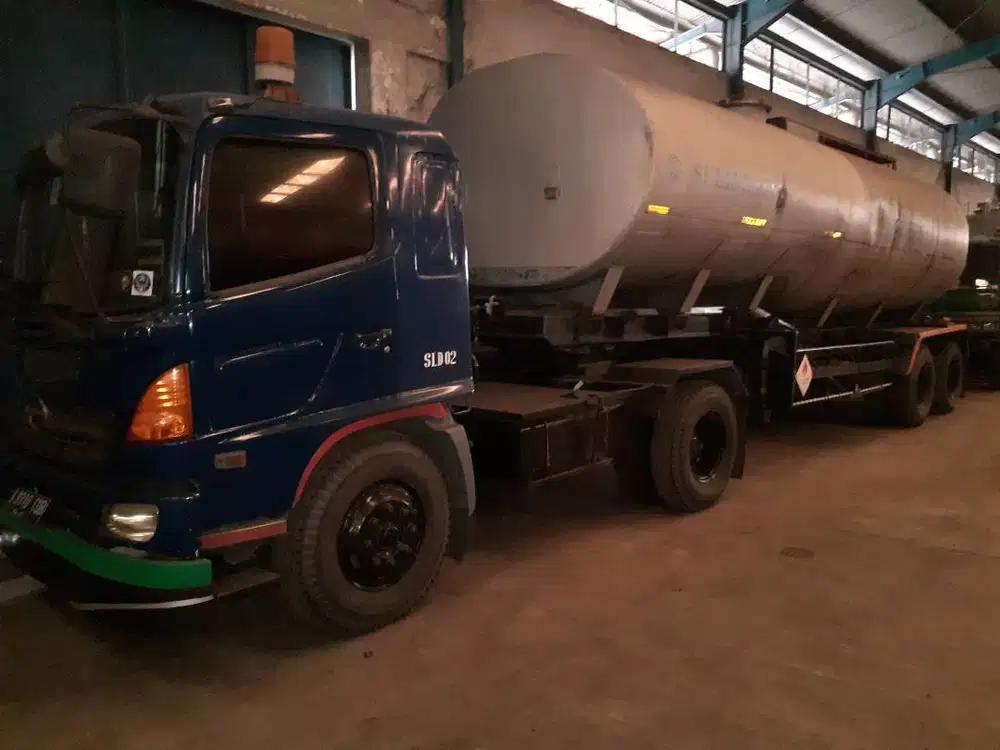 Dijual Truk Tangki Trailer Hino SG260J [2004]