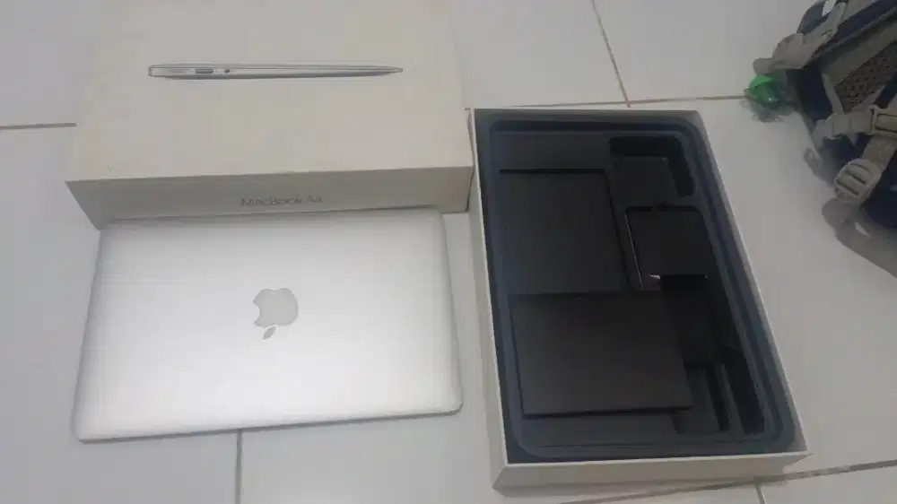 Di jual macbook Air 11inch mulus
