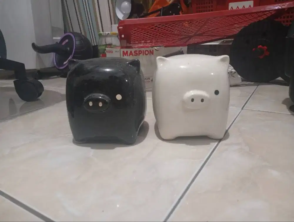 celengan keramik babi hitam dan putih