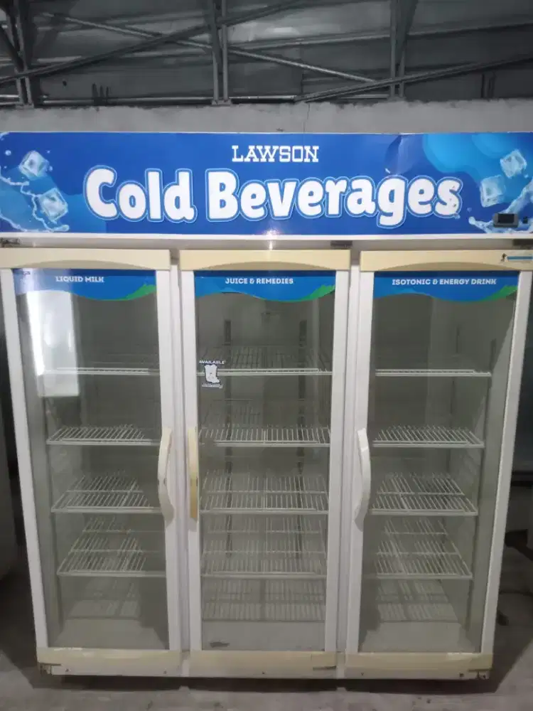 Showcase lemari pendingin 3 pintu