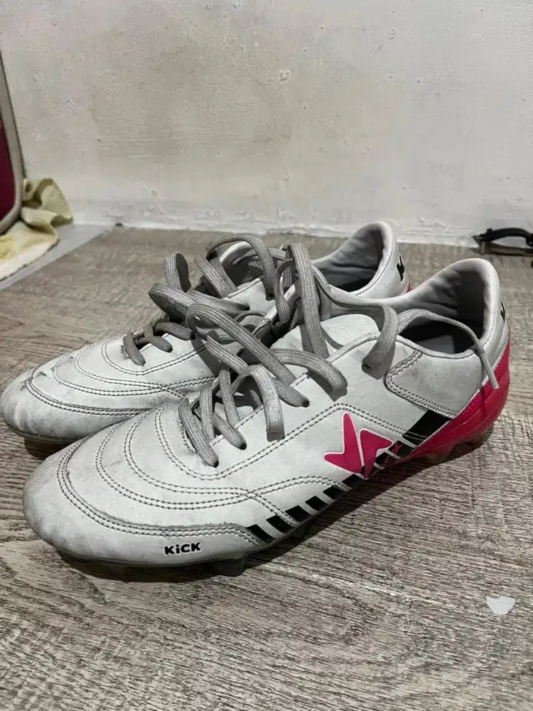 Sepatu bola kick athletic