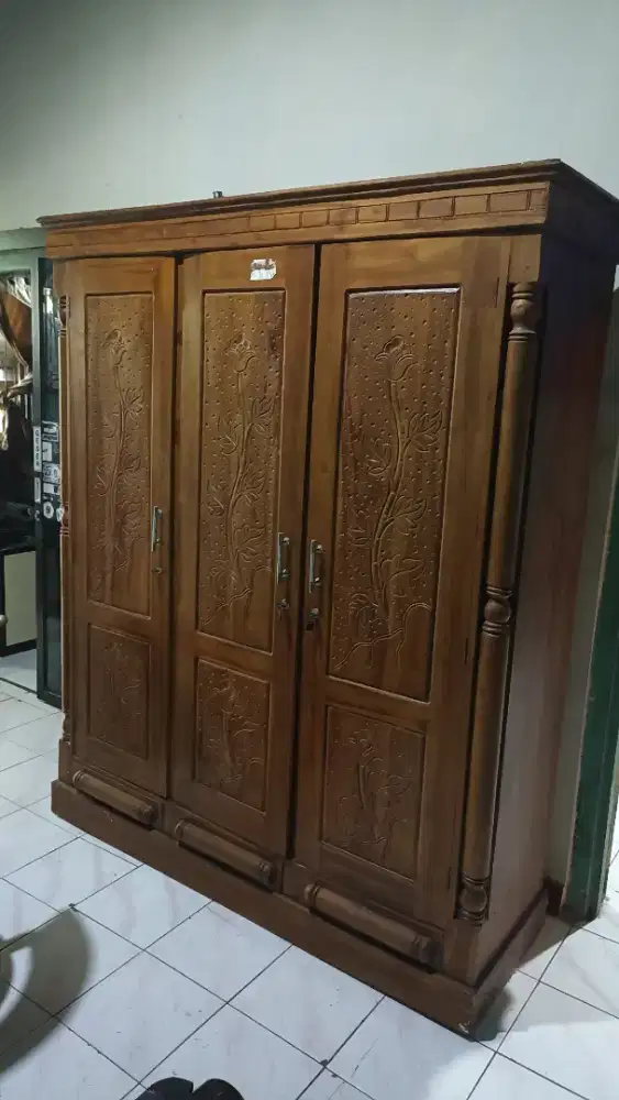 lemari besar bekas bagus