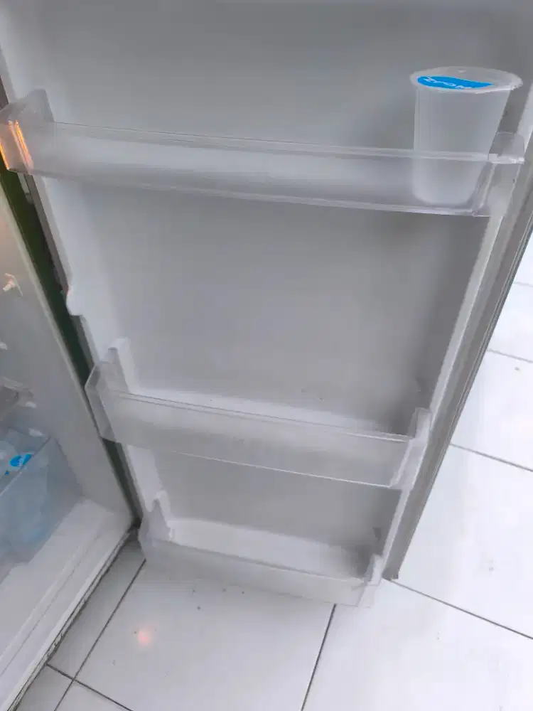 Lemari es Sharp 1 pintu warna hijau normal