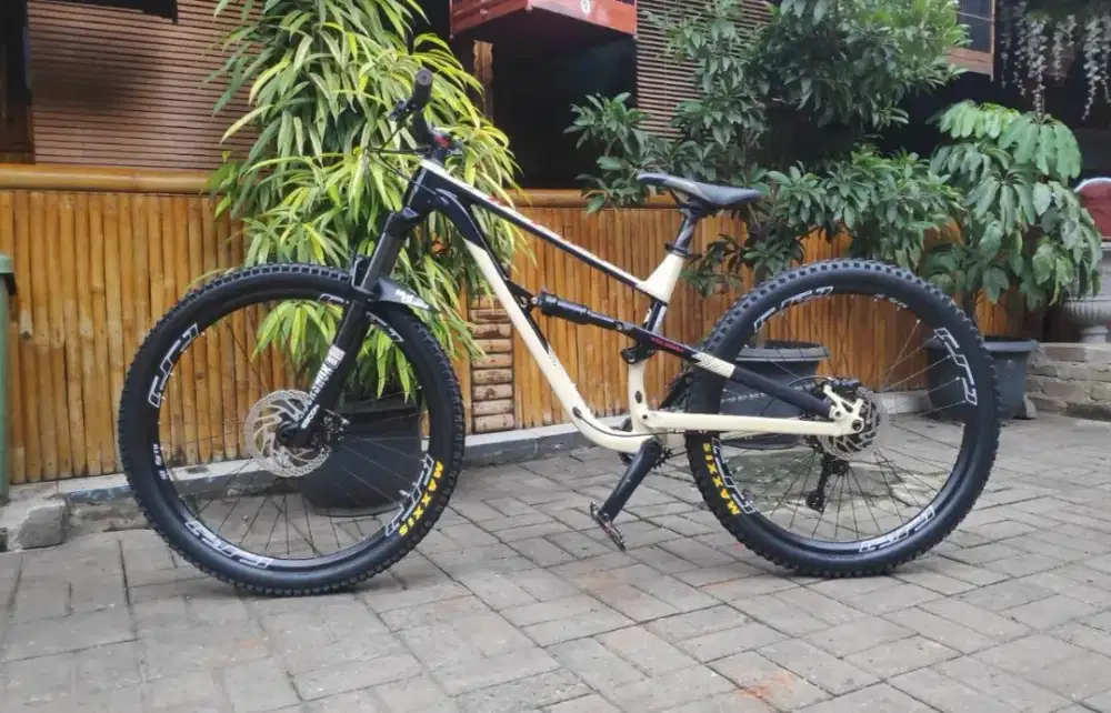 Dijual cepat Polygon siskiu D7
Frame 29er
Ring 27,5
Handlebar carbon