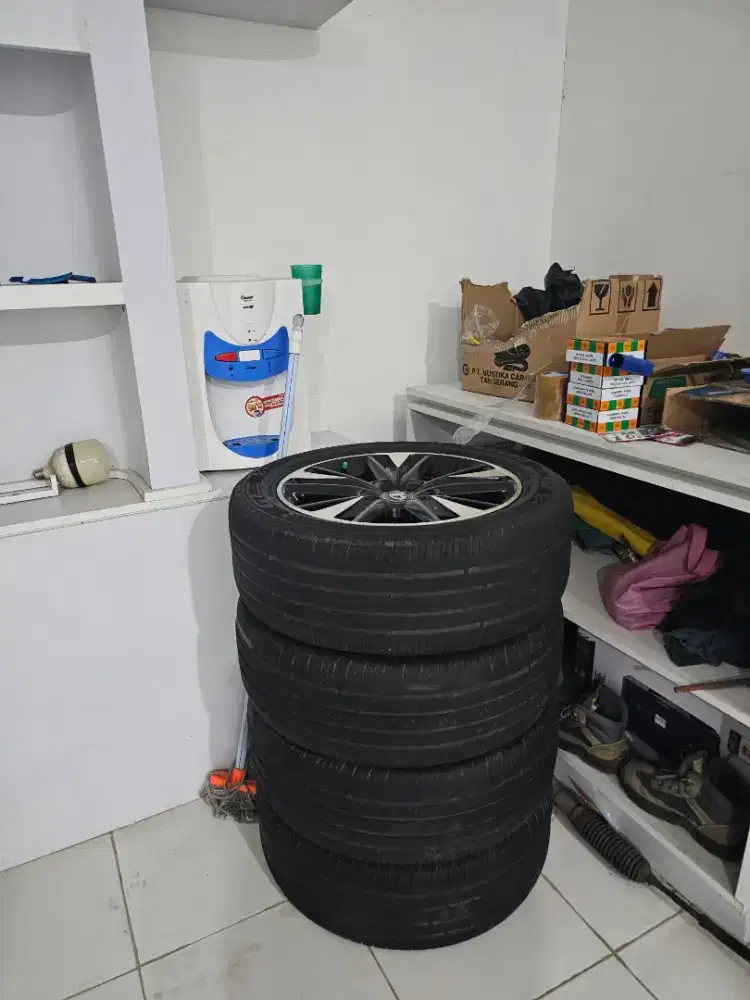 Dijual velg dan ban ex innova venturer
