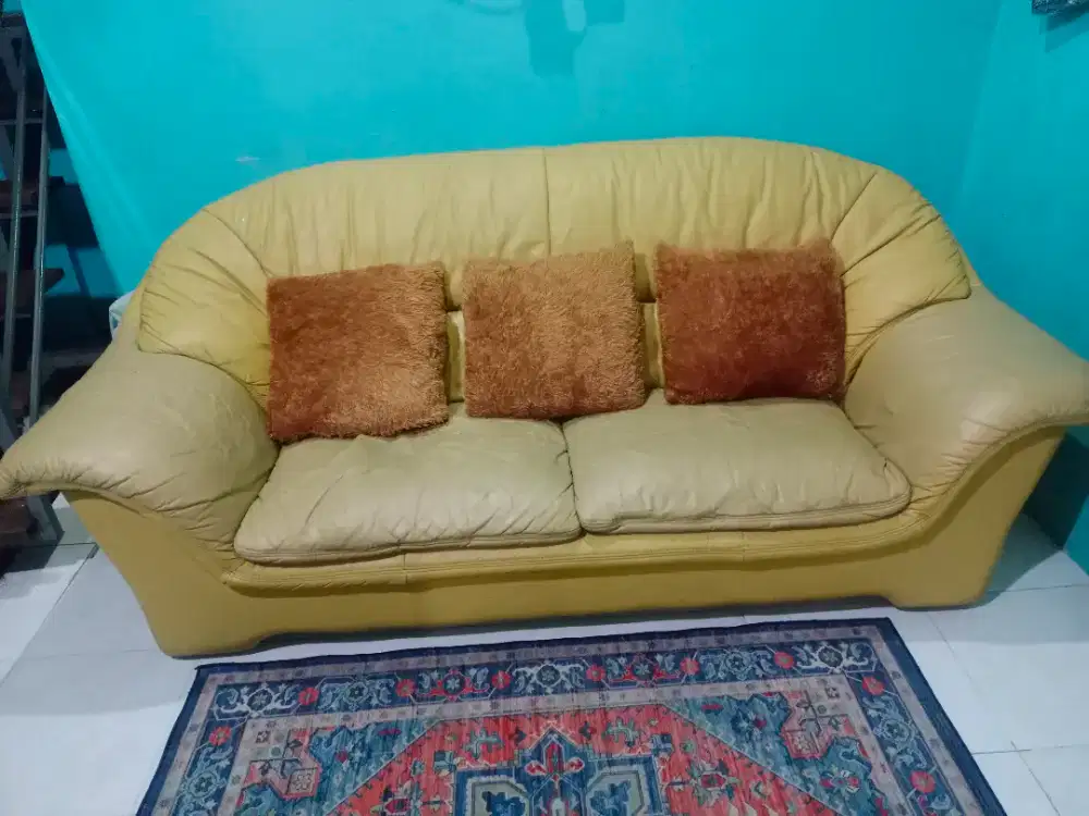 Sofa dua dudukan .
Kulit sapi asli Cellini ukuran 170