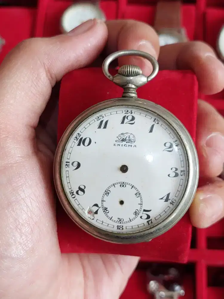 Jam Saku Enigma Bahan