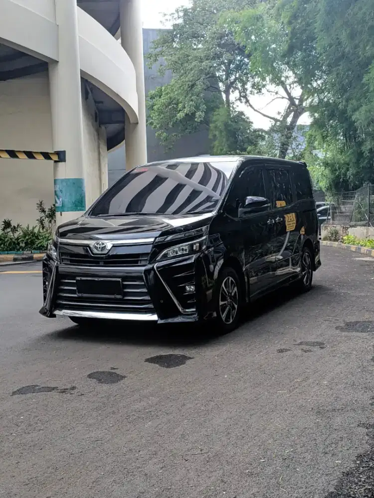 (Tdp 5jt) Toyota Voxy 2018 at Low kilometer