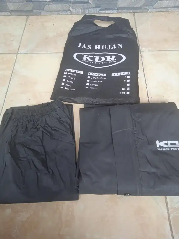 Jas hujan bahan jaitan baru lebih kuat dan pas dipakai saat hujan