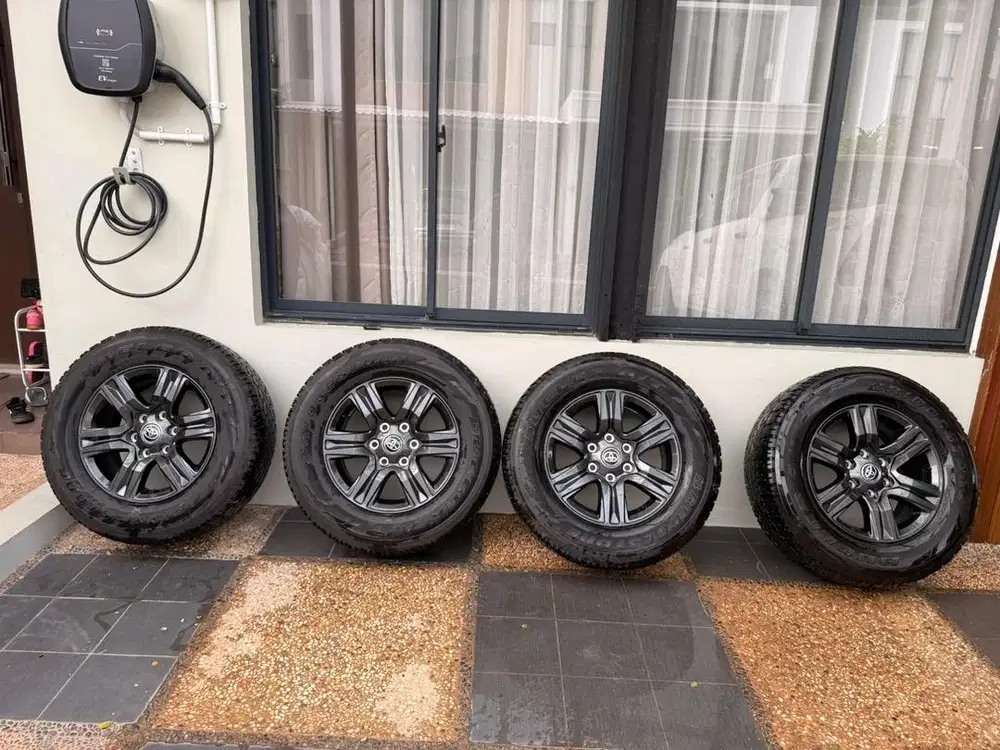Velg + Ban Ori Hilux V 2024