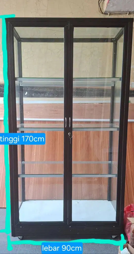 Dijual lemari kaca dan meja rias