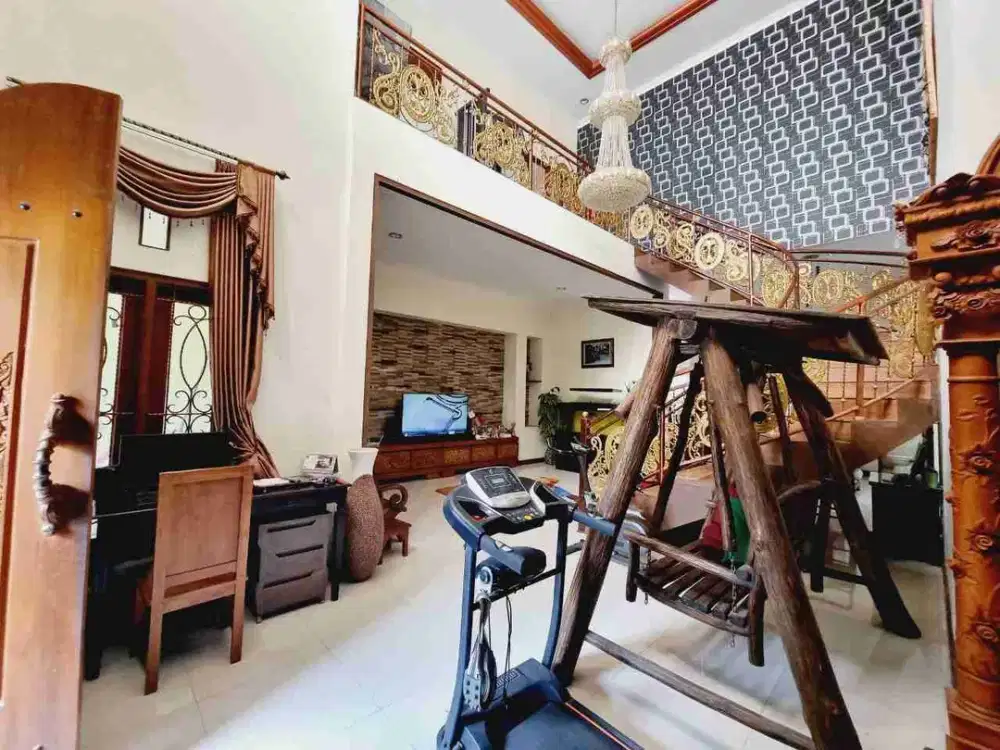 Rumah Mewah plus Gudang dekat Tugu Mahkota Baturan Colomadu Karanganyar