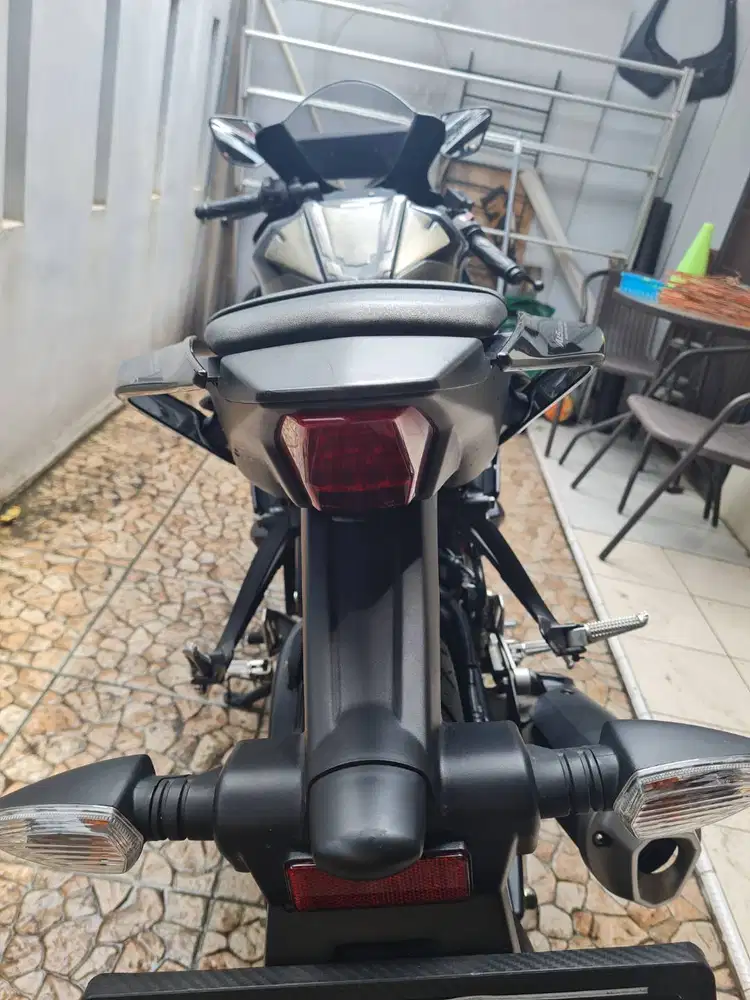 Yamaha R15 V4 Tahun 2022 warna hitam