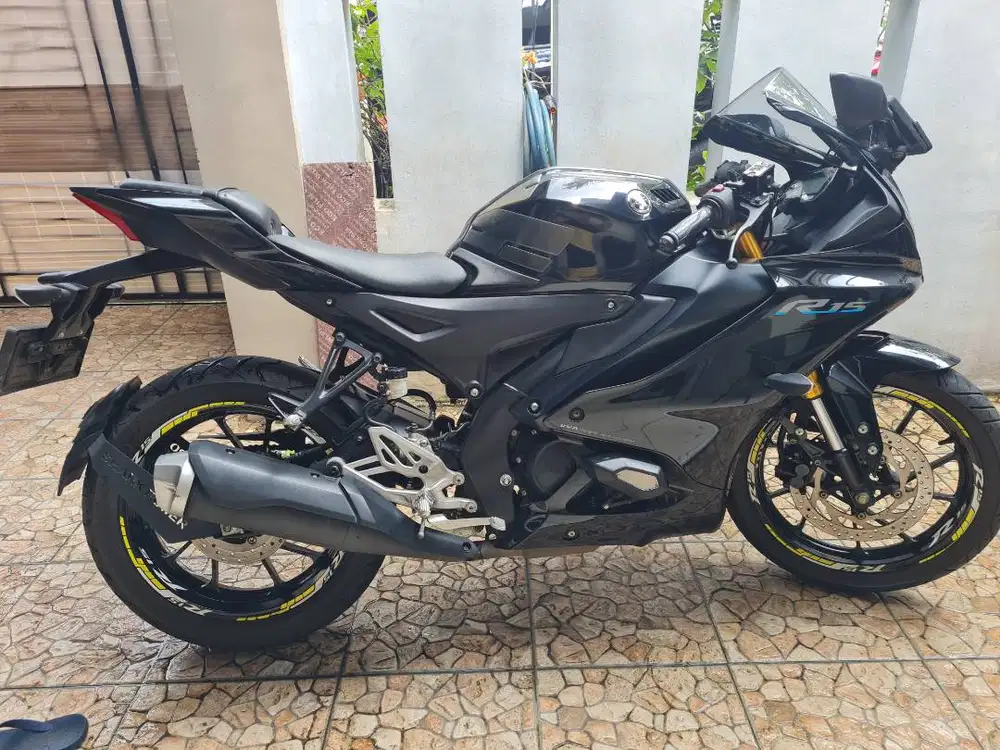Yamaha R15 V4 Tahun 2022 warna hitam