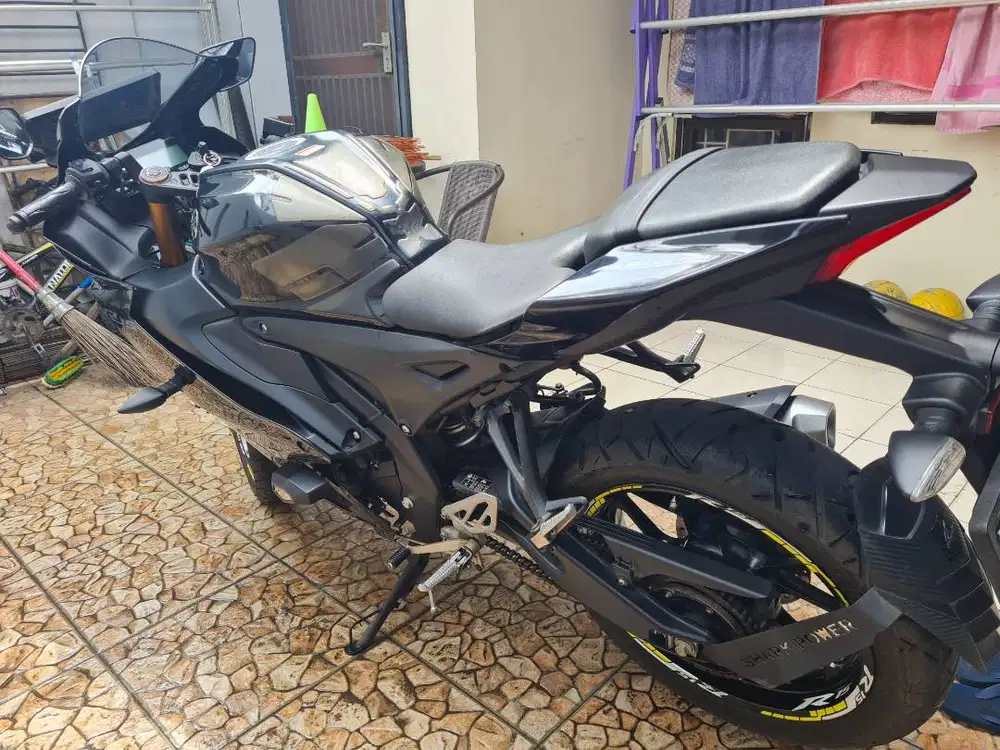Yamaha R15 V4 Tahun 2022 warna hitam