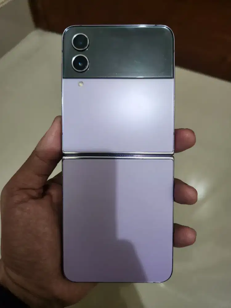 Samsung Z Flip 4 5G 8/128GB fullset mulus pemakaian
