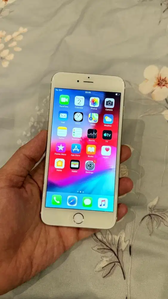 Dijual Iphone 6 plus 64GB Gold Teregister Hp charger.