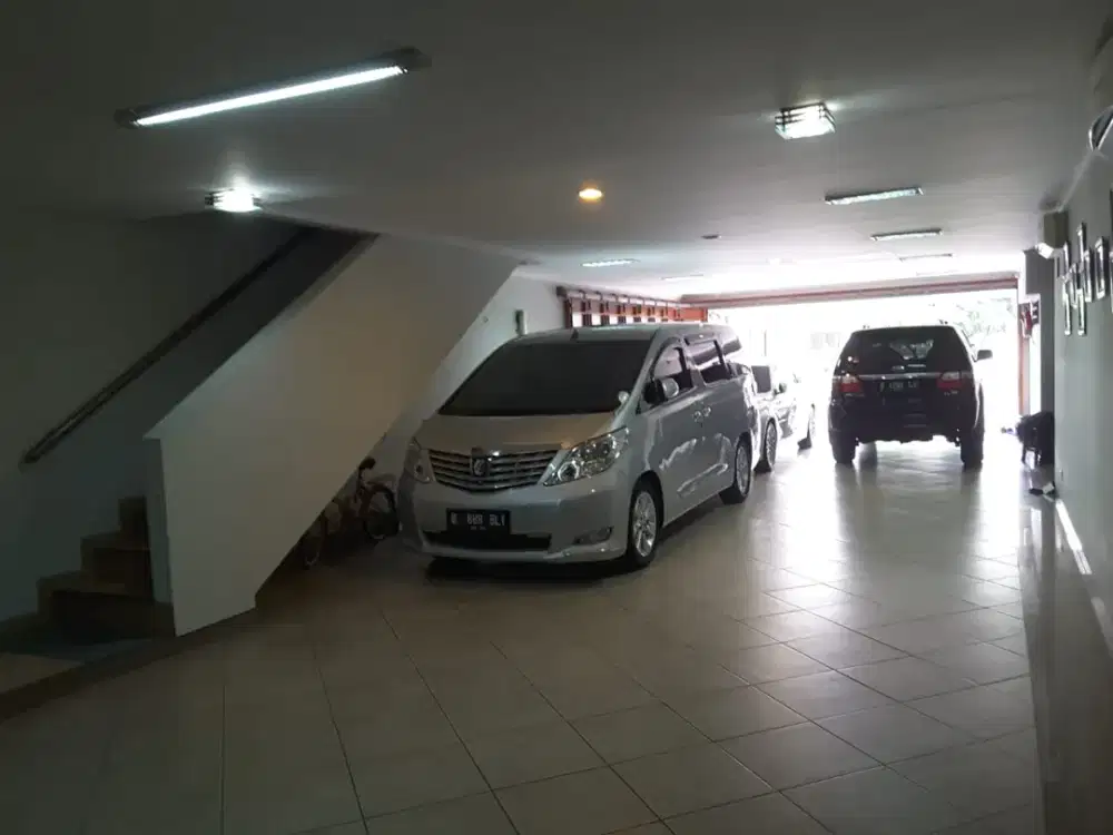 Rumah mewah Bukit Gading Mediterania Kelapa Gading 18x28m 3 lantai, ada kolam renang