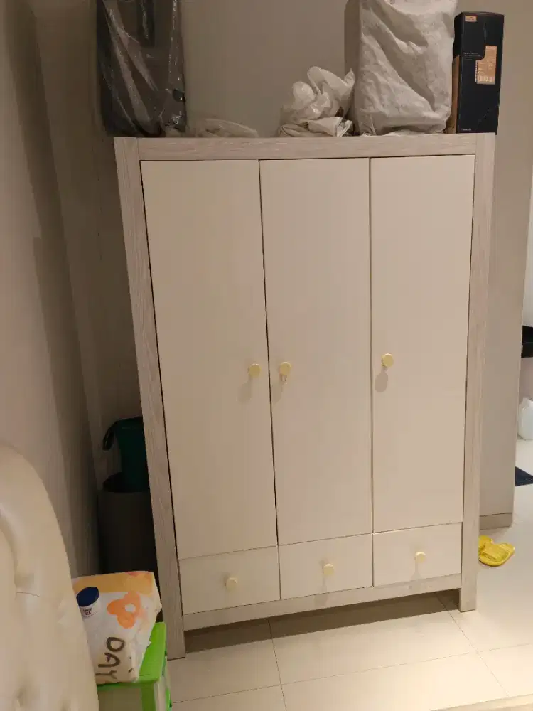 Lemari Baju Informa 3 pintu Like New
