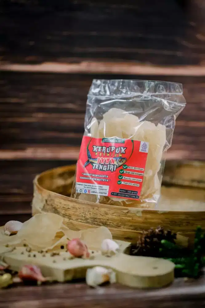 Kerupuk ikan tengiri dan kerupuk cumi-cumi renyah