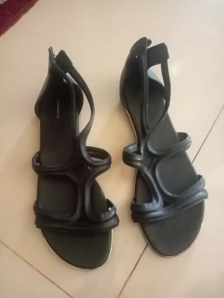 Sepatu sendal size 40 warna hitam