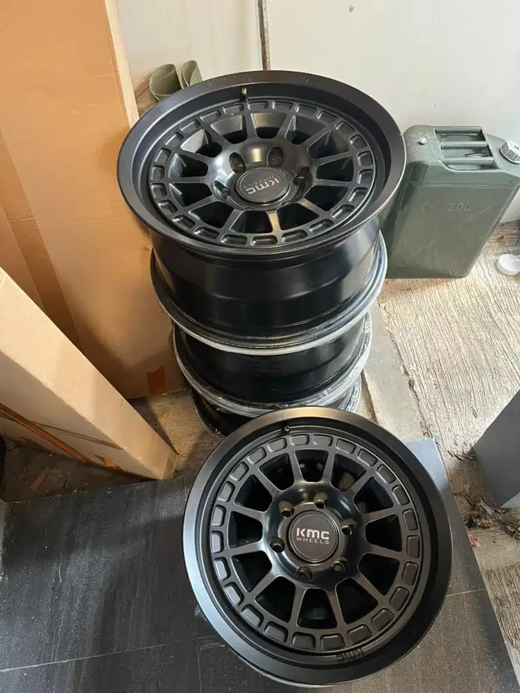 4 pcs velg KMC 719 Canyon Ring 17 pcd 6x139,7 mint condition