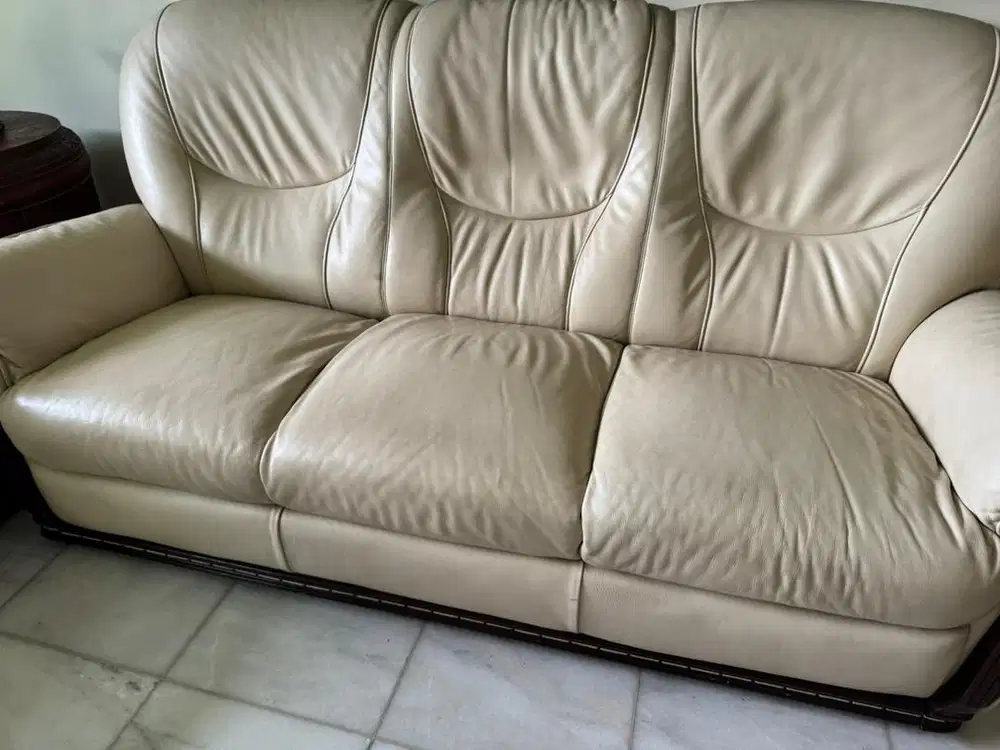 Sofa kulit calf skin besar second warna krem tidak ada robek, lemes
