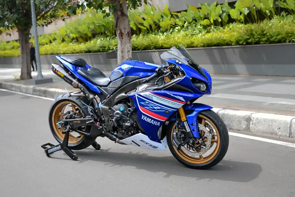 YAMAHA R1 BIRU 2010 FULL PAPER IU