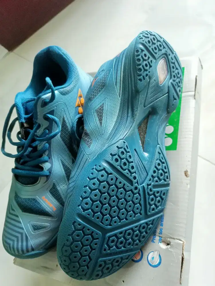 Sepatu badminton YONEX