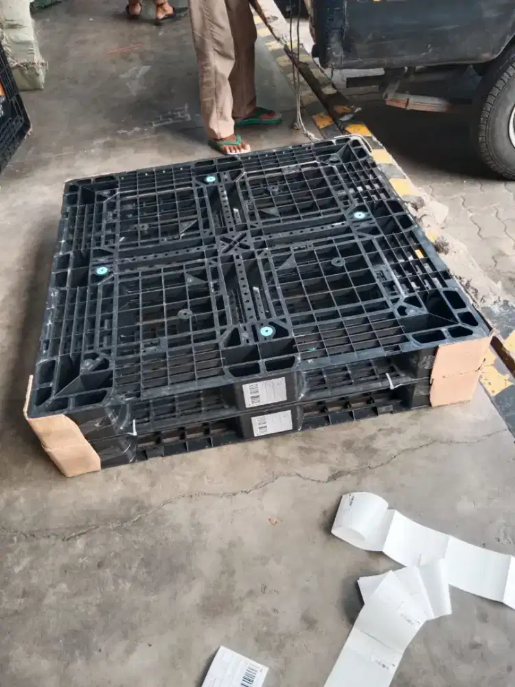 Palet plastik baru dan bekas dengan desain yang fleksibel