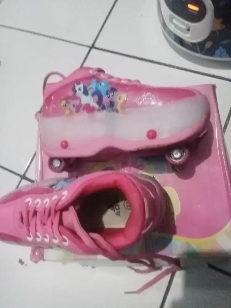 Jual murah sepatu roda anak bisa di lipet roda nya jadi sepatu main ,