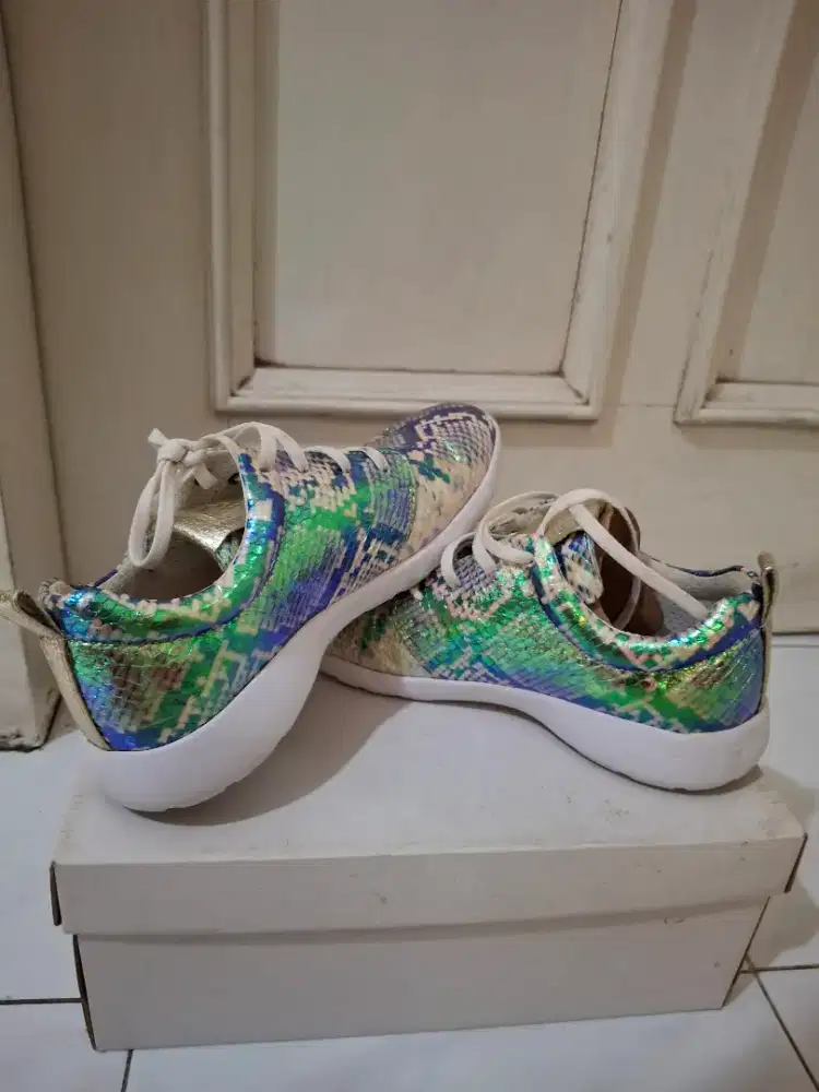 Sepatu sneakers golden step