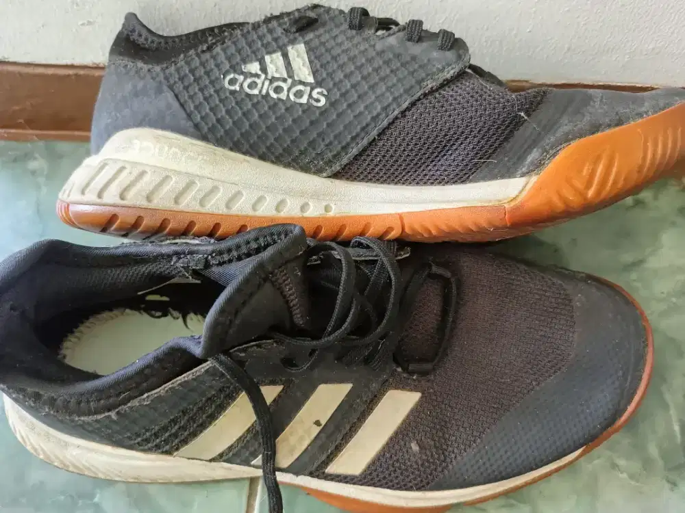 Dijual sepatu badminton bekas