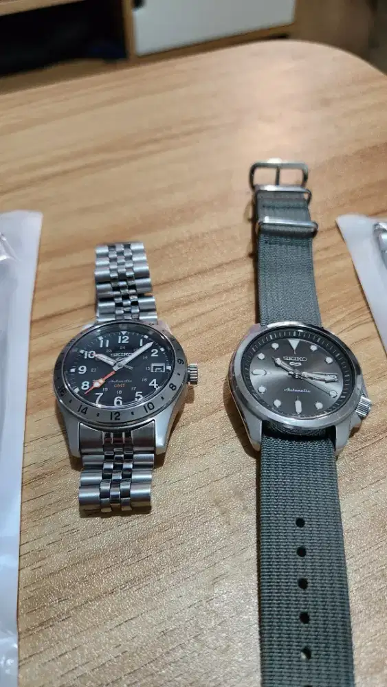 Seiko 5 Field GMT SSK023, Seiko 5 SRPE51 Grey Dial