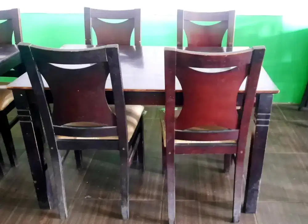 1 set meja dengan 4 kursi