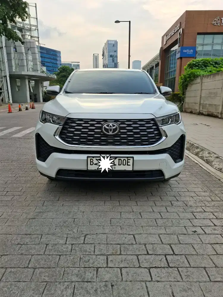 Toyota Innova 2,0 V Non Hybrid white