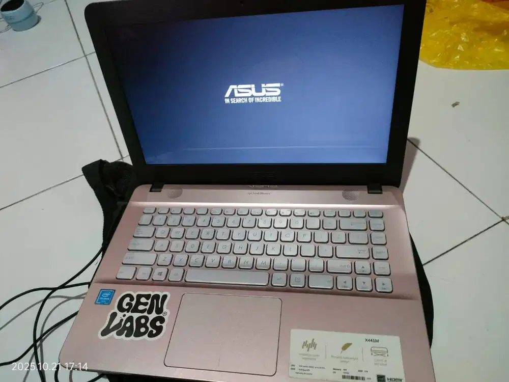 Leptop asusMemori: 4GB DDR4  Penyimpanan: 1TB HDD SATA 5400RPM