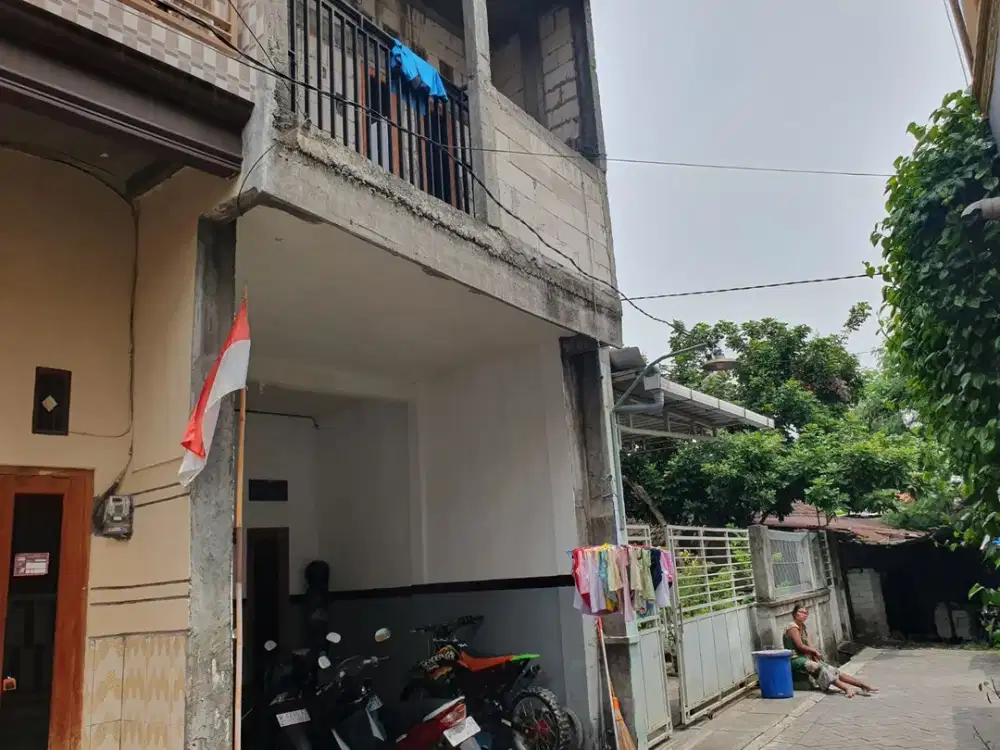 RUMAH DI JALAN VETERAN GANG VC DALAM NO. 3, RT 01 RW 02, KEBOMAS GRESIK
