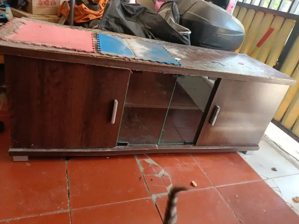 Lemari tv pajangan plus tutup kaca