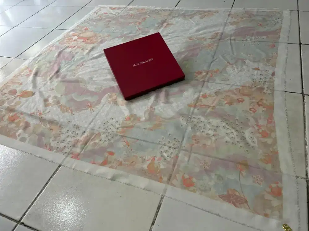 Button scarves hijab jilbab pre loved 95%